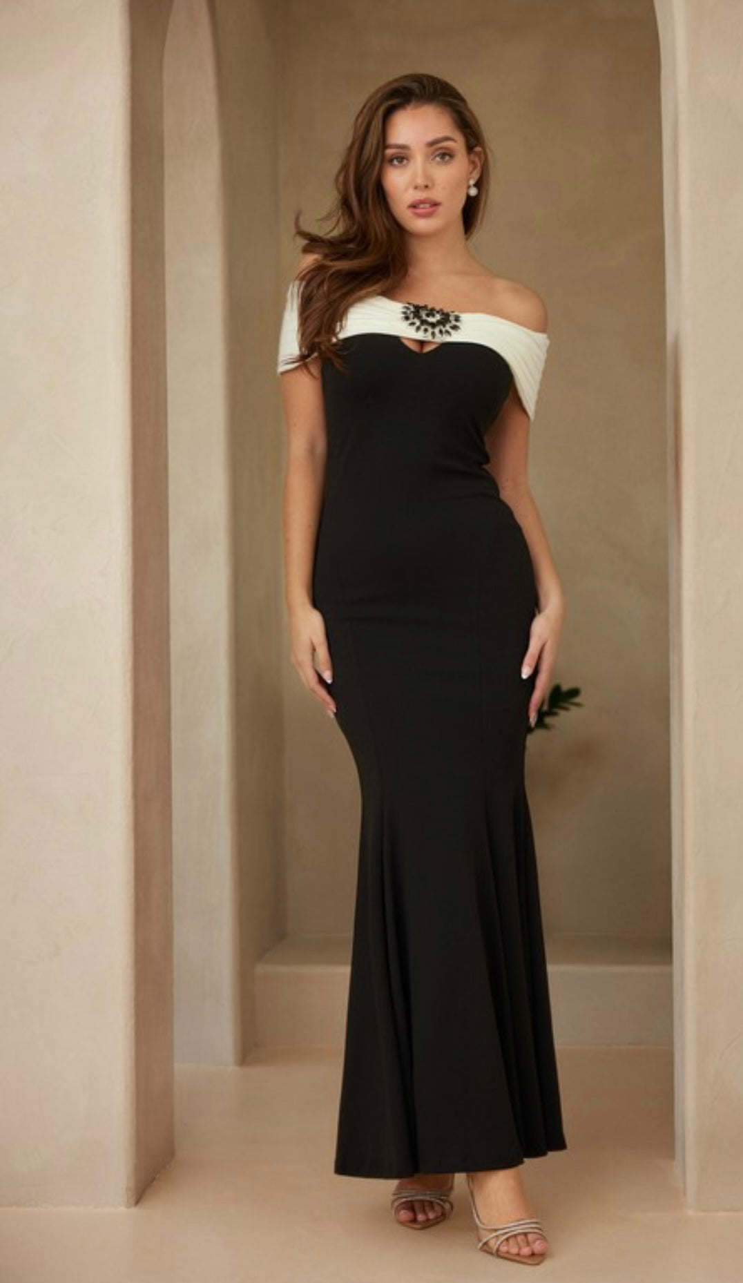 VESTIDO MAXI NEGRO APLICACION