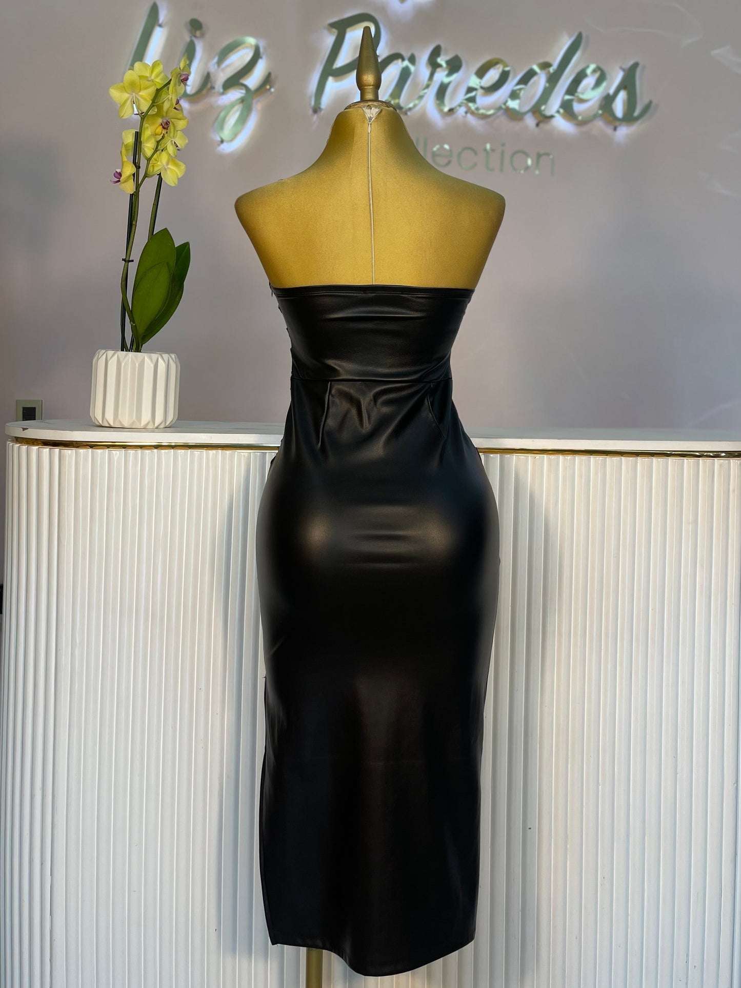 VESTIDO STRAPLESS MIDI VINIPIEL