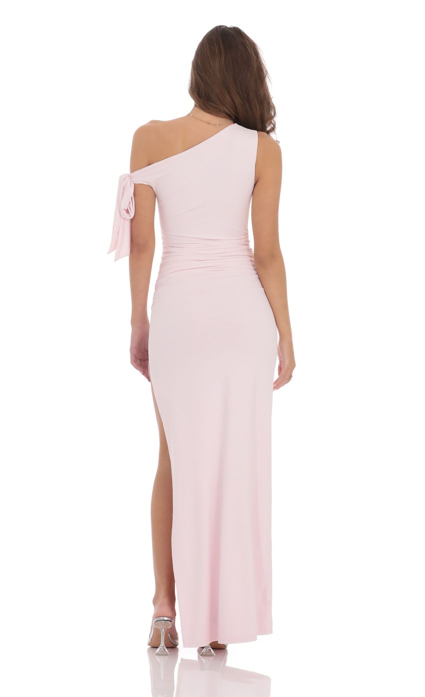 Vestido maxi asimétrico off shoulder baby pink