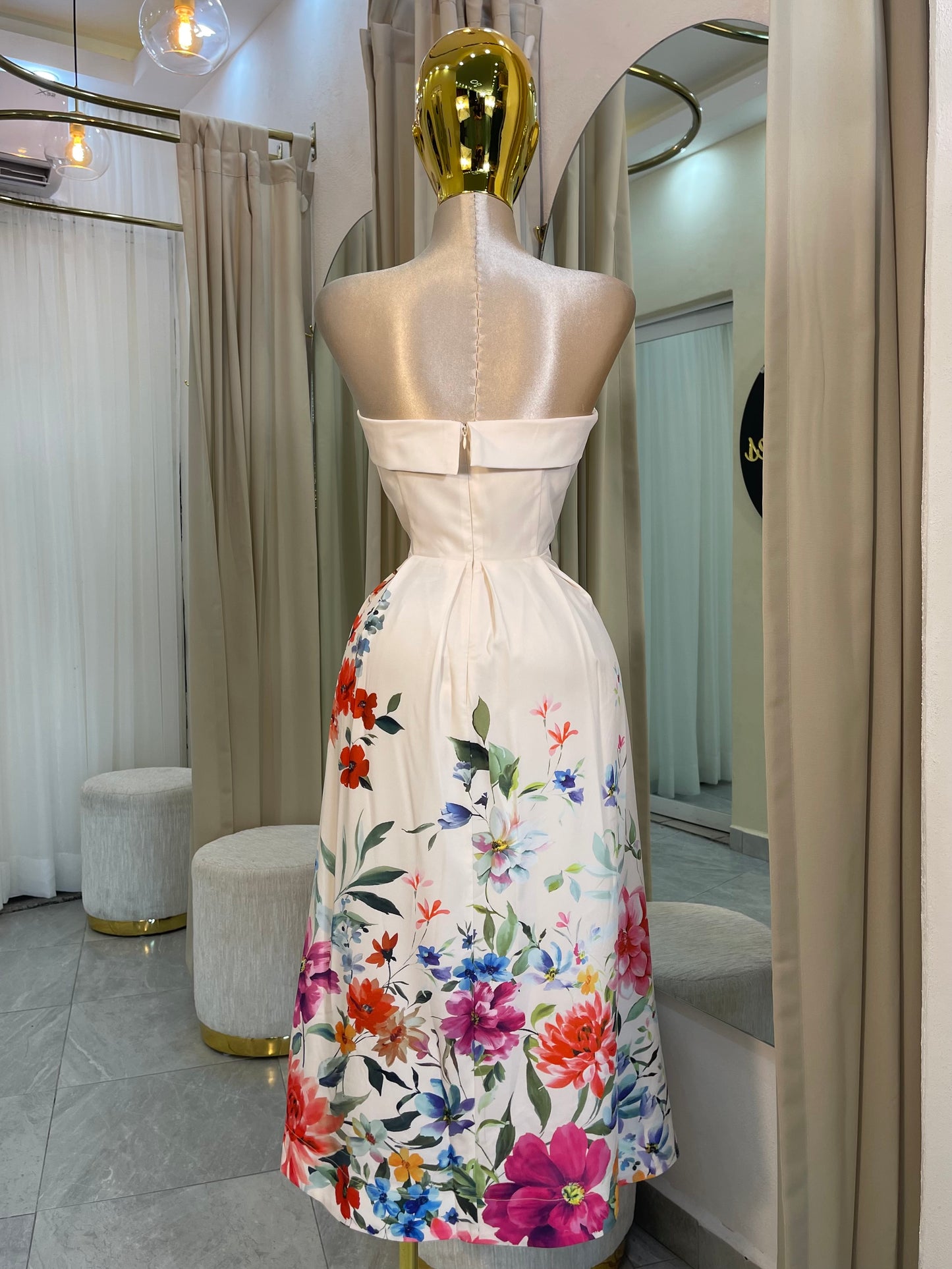 VESTIDO STRAPLESS CREMA FLORES