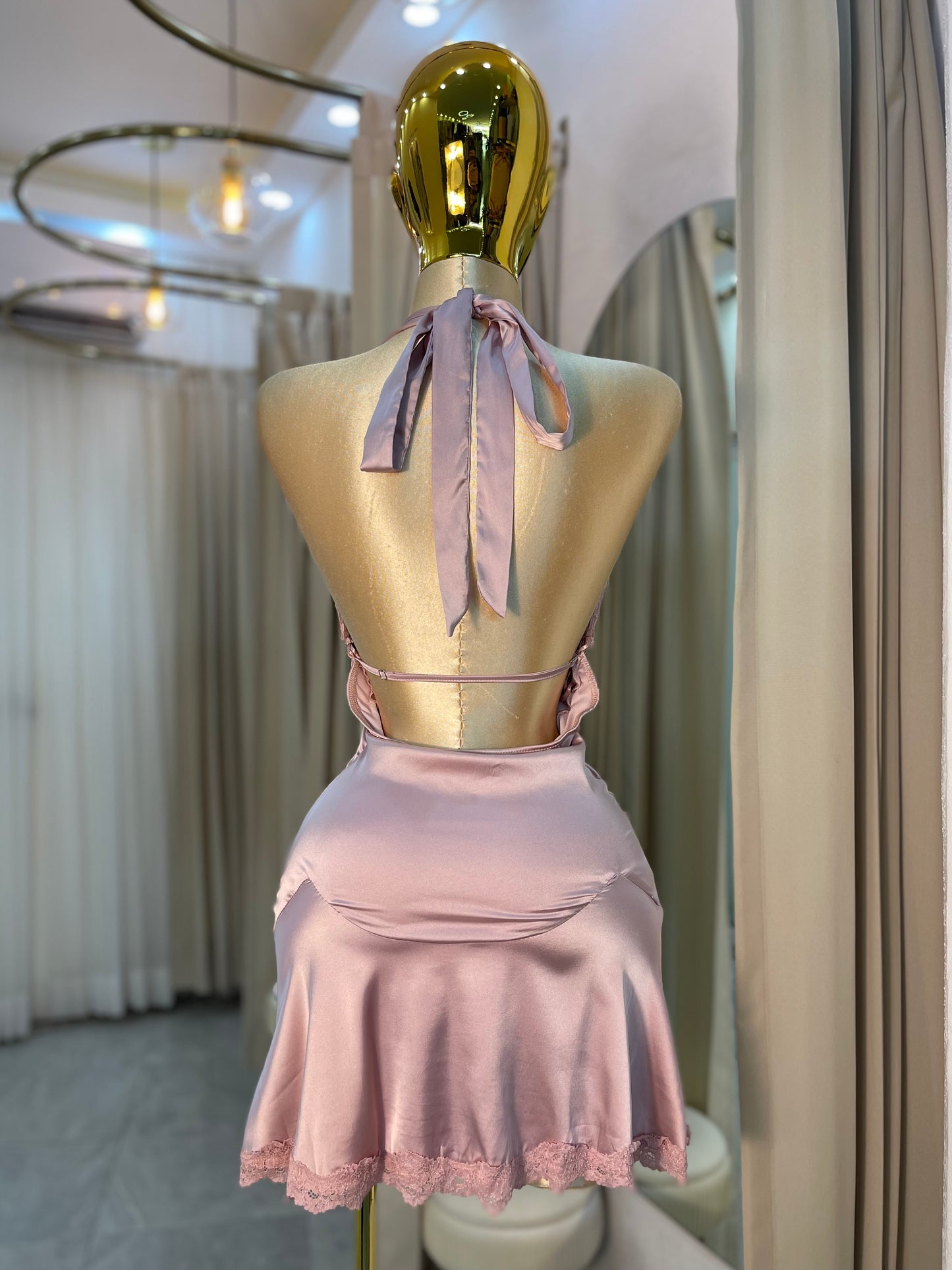 VESTIDO MINI HALTER SATÉN ROSA