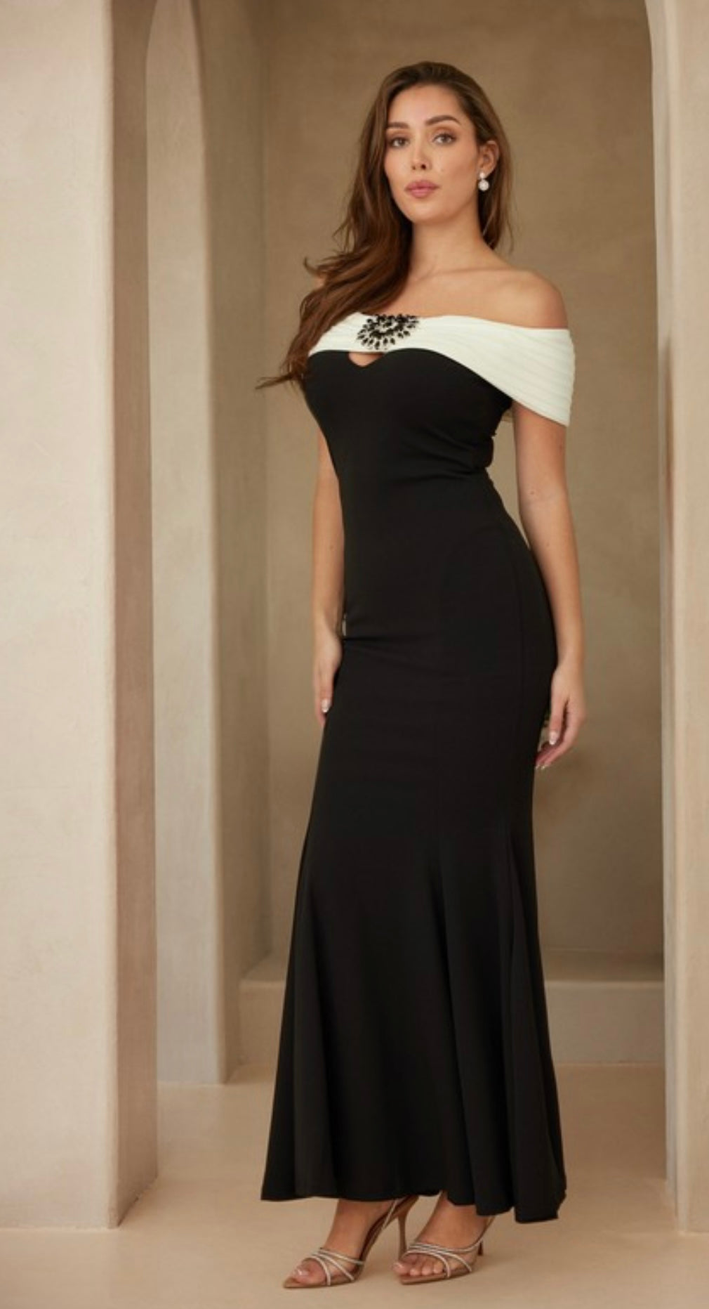 VESTIDO MAXI NEGRO APLICACION