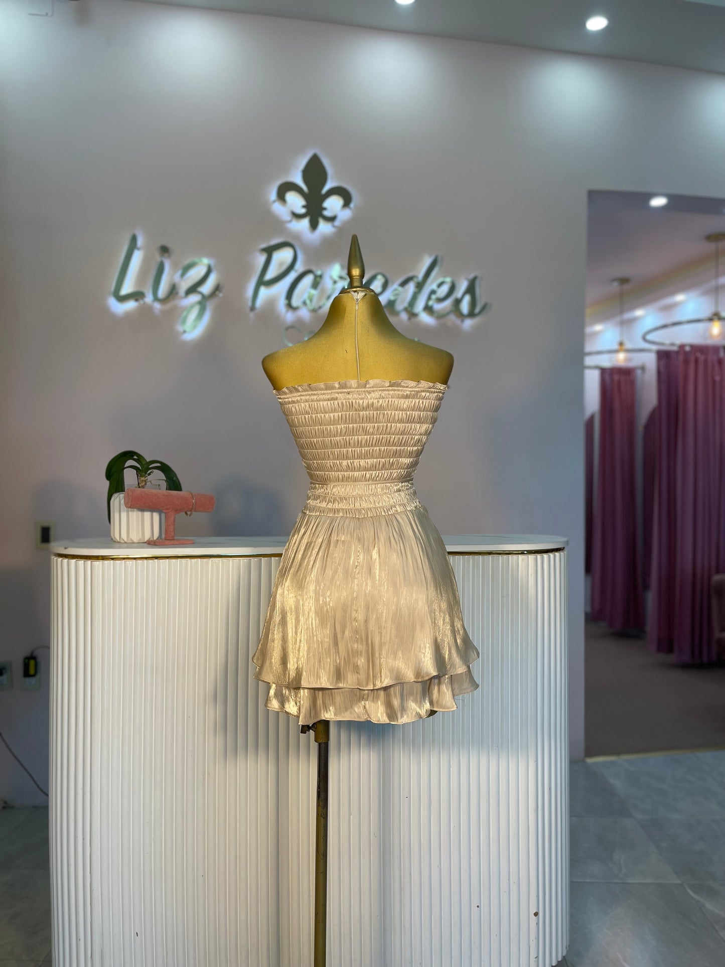 VESTIDO MINI STRAPLESS DORADO