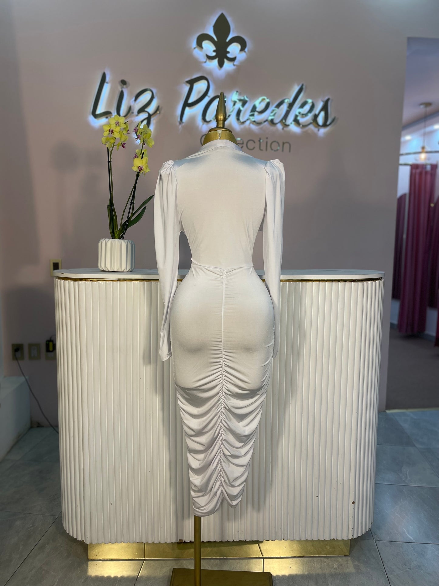VESTIDO PLISADO MIDI HOMBRERAS MANGA LARGA
