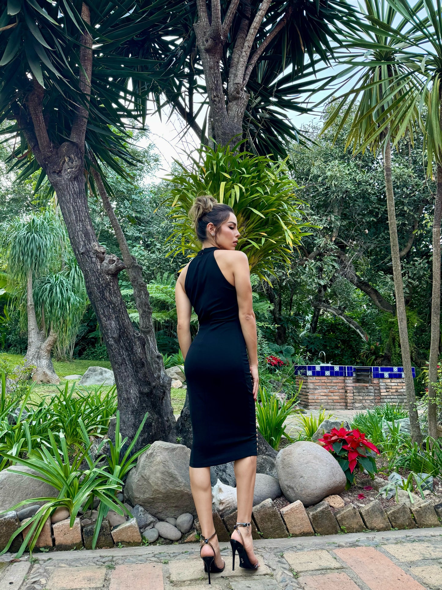 VESTIDO MIDI HALTER NEGRO ESTOPEROLES
