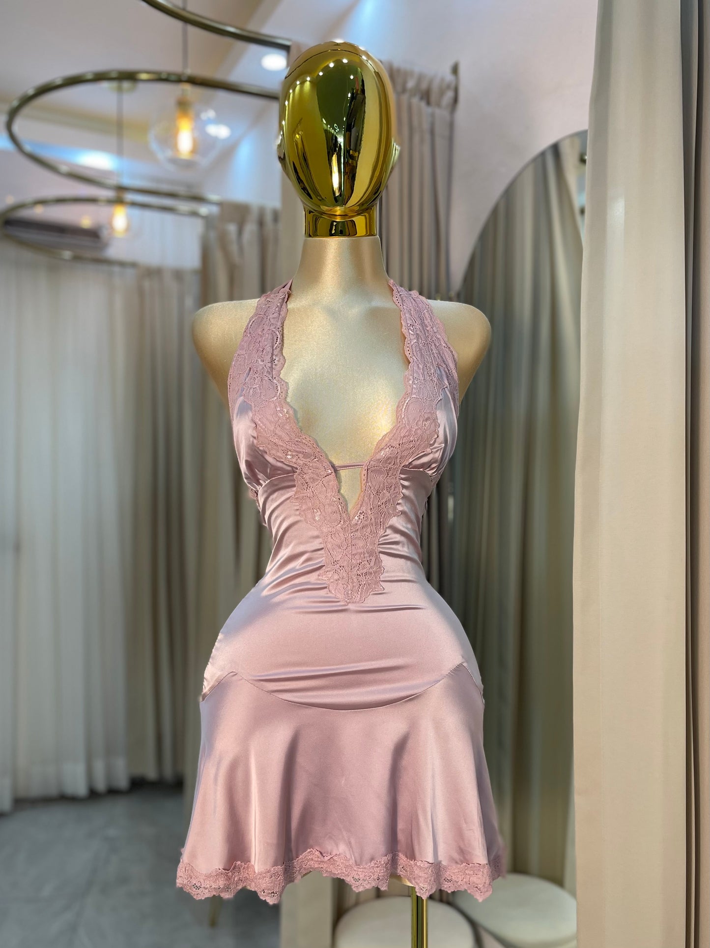 VESTIDO MINI HALTER SATÉN ROSA