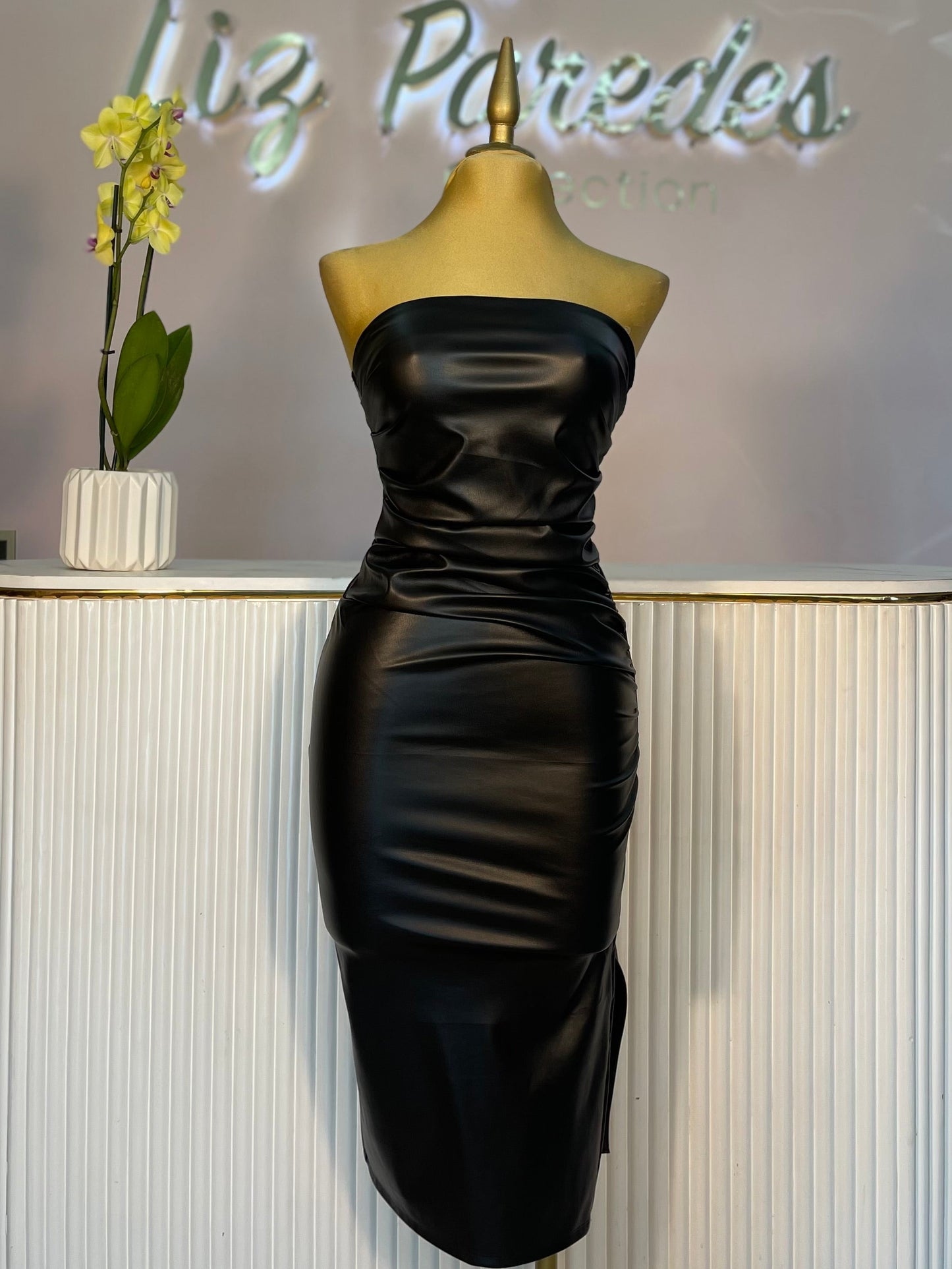 VESTIDO STRAPLESS MIDI VINIPIEL
