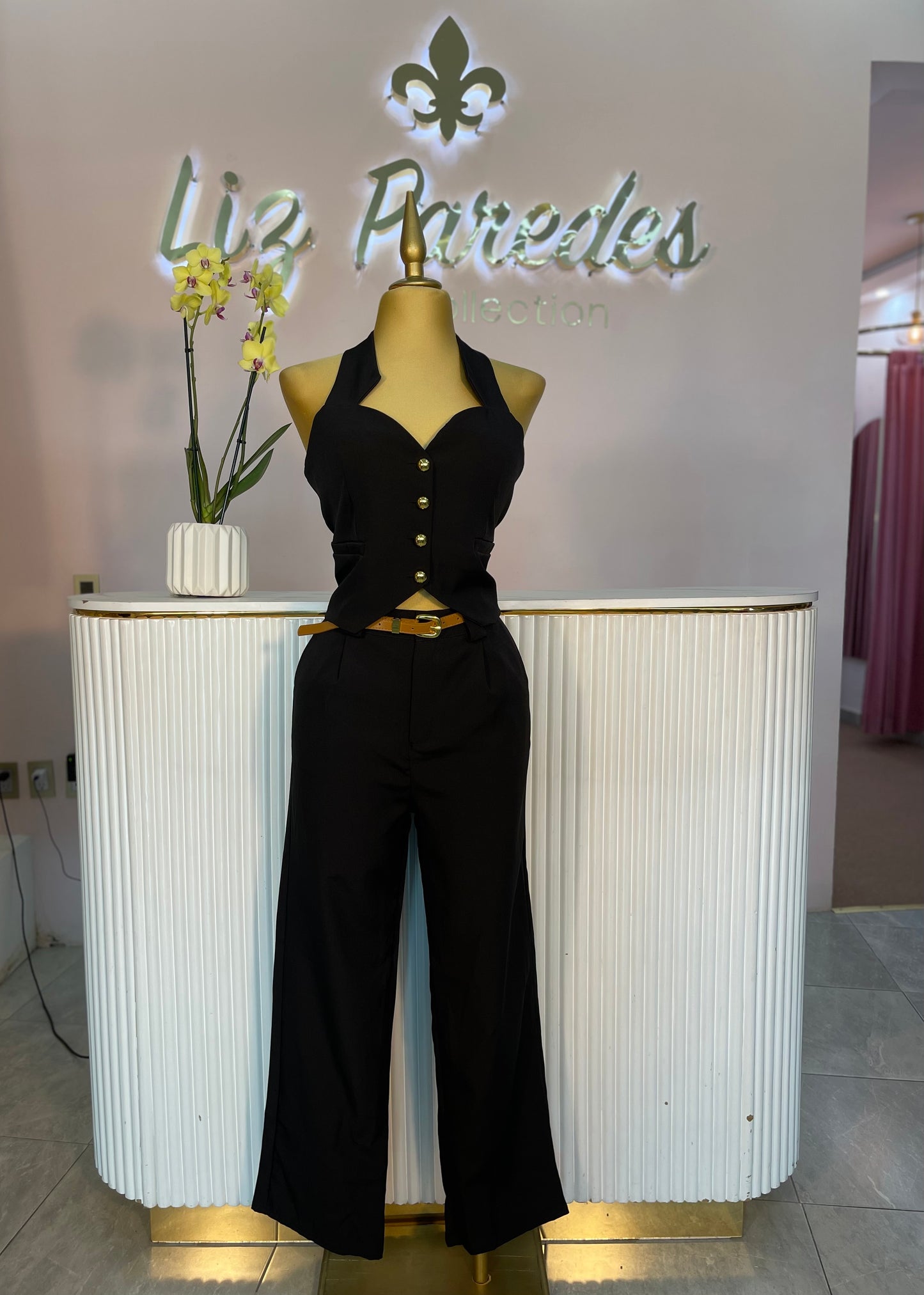 SET NEGRO CHALECO BOTONES DORADOS