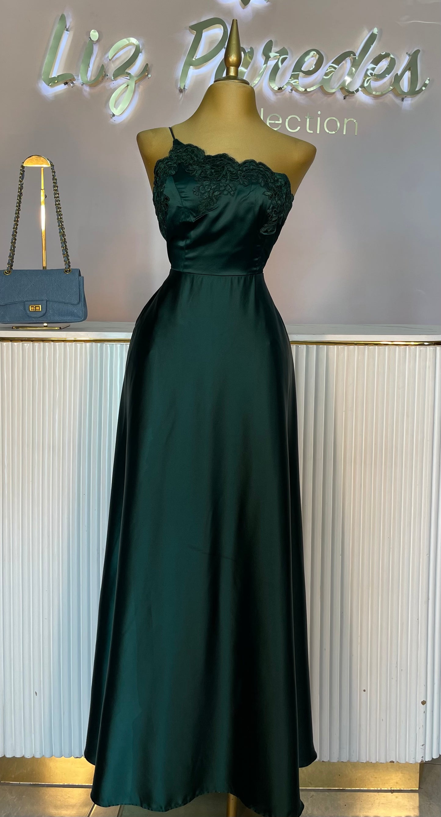 VESTIDO MAXI SATIN ASIMÉTRICO ENCAJE