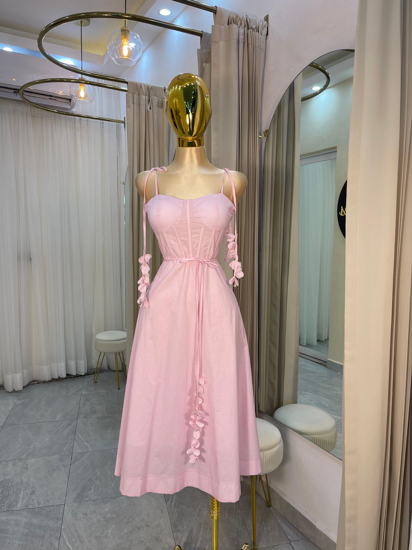 VESTIDO MIDI CORTE A FLORES