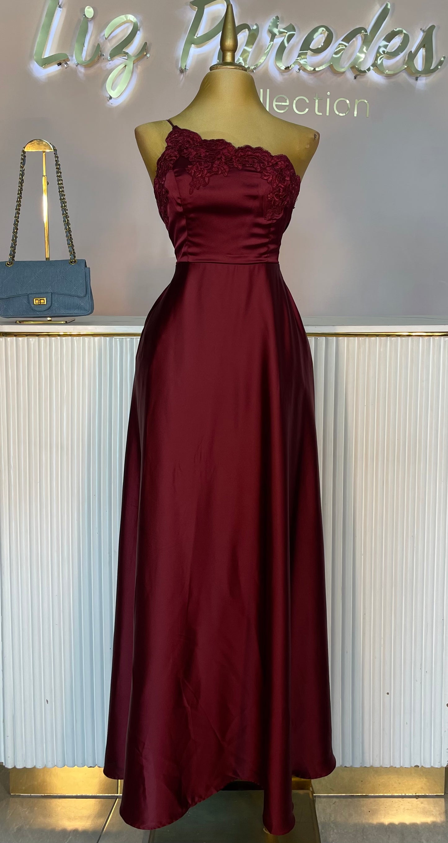 VESTIDO MAXI SATIN ASIMÉTRICO ENCAJE