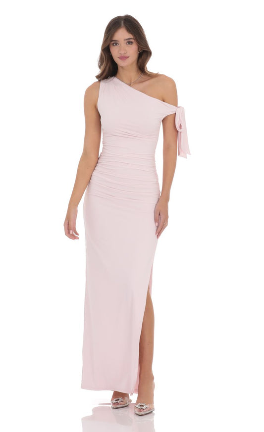 Vestido maxi asimétrico off shoulder baby pink