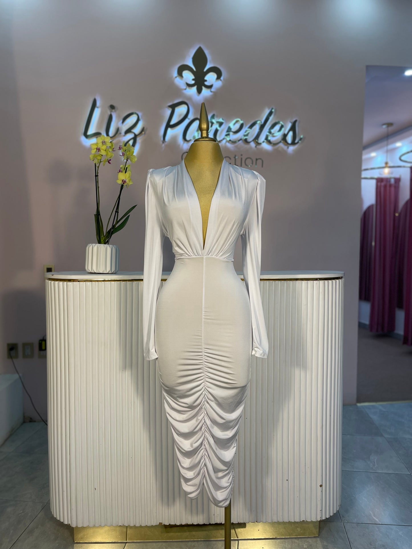 VESTIDO PLISADO MIDI HOMBRERAS MANGA LARGA