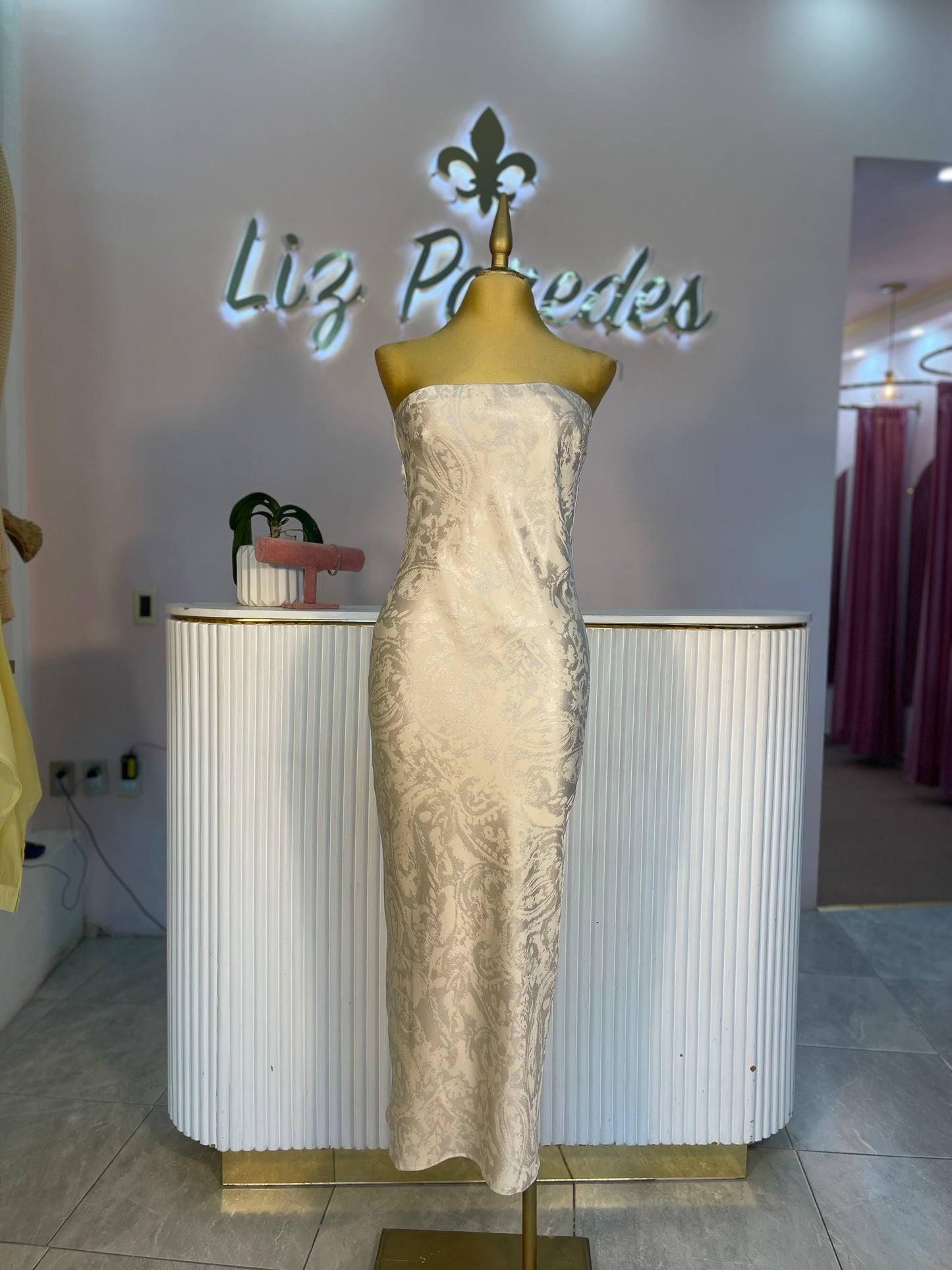 VESTIDO STRAPLESS PLATA