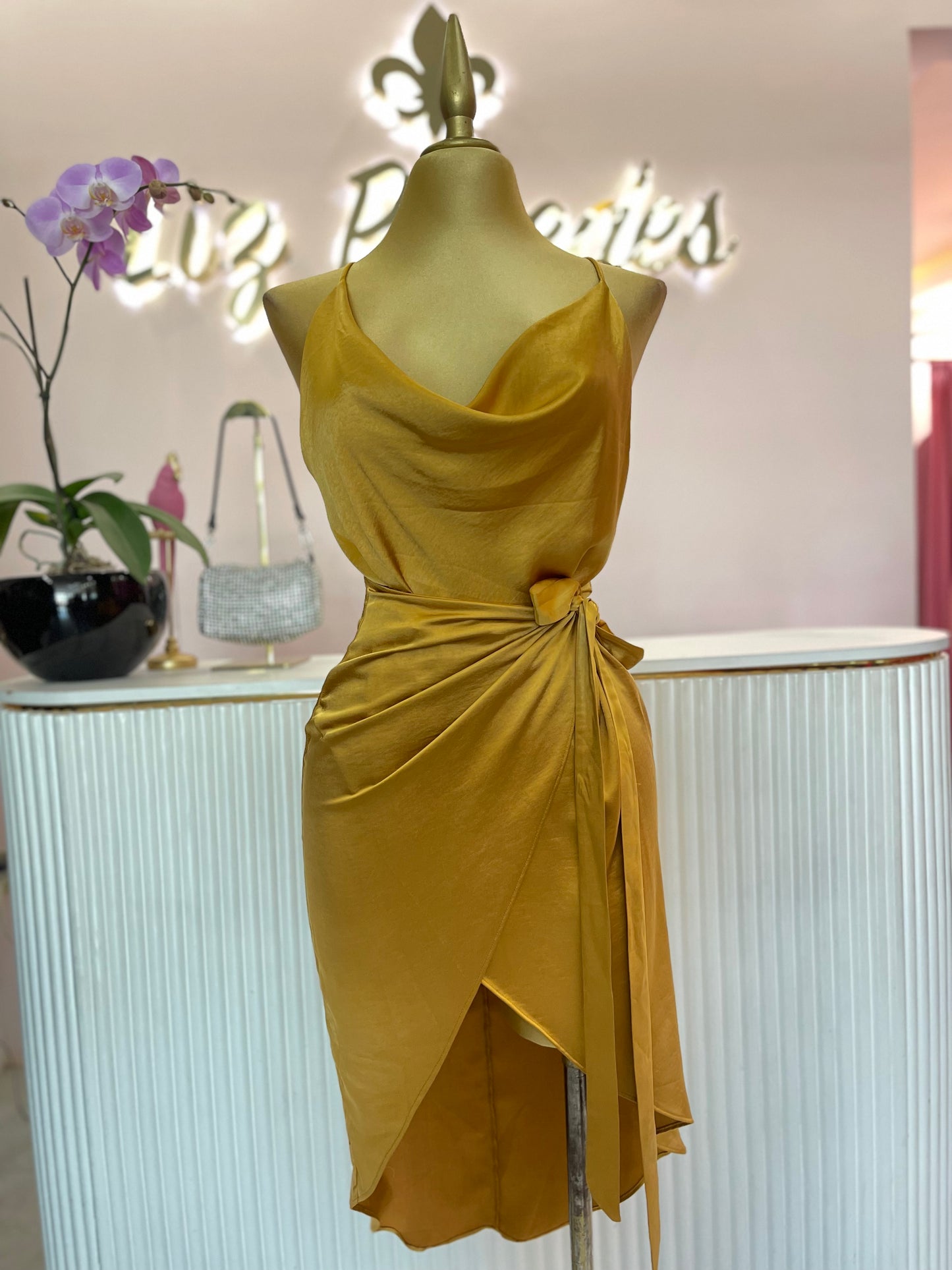 VESTIDO MIDI MOSTAZA COCTEL