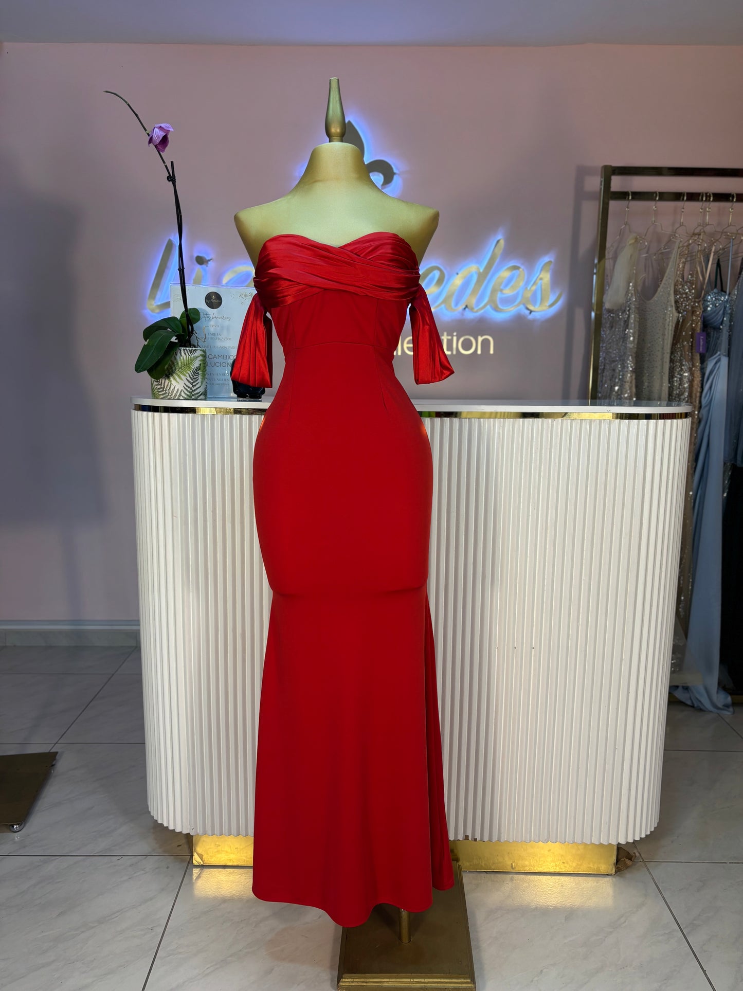 VESTIDO CORTE SIRENA STRAPLE MANGAS CAIDAS