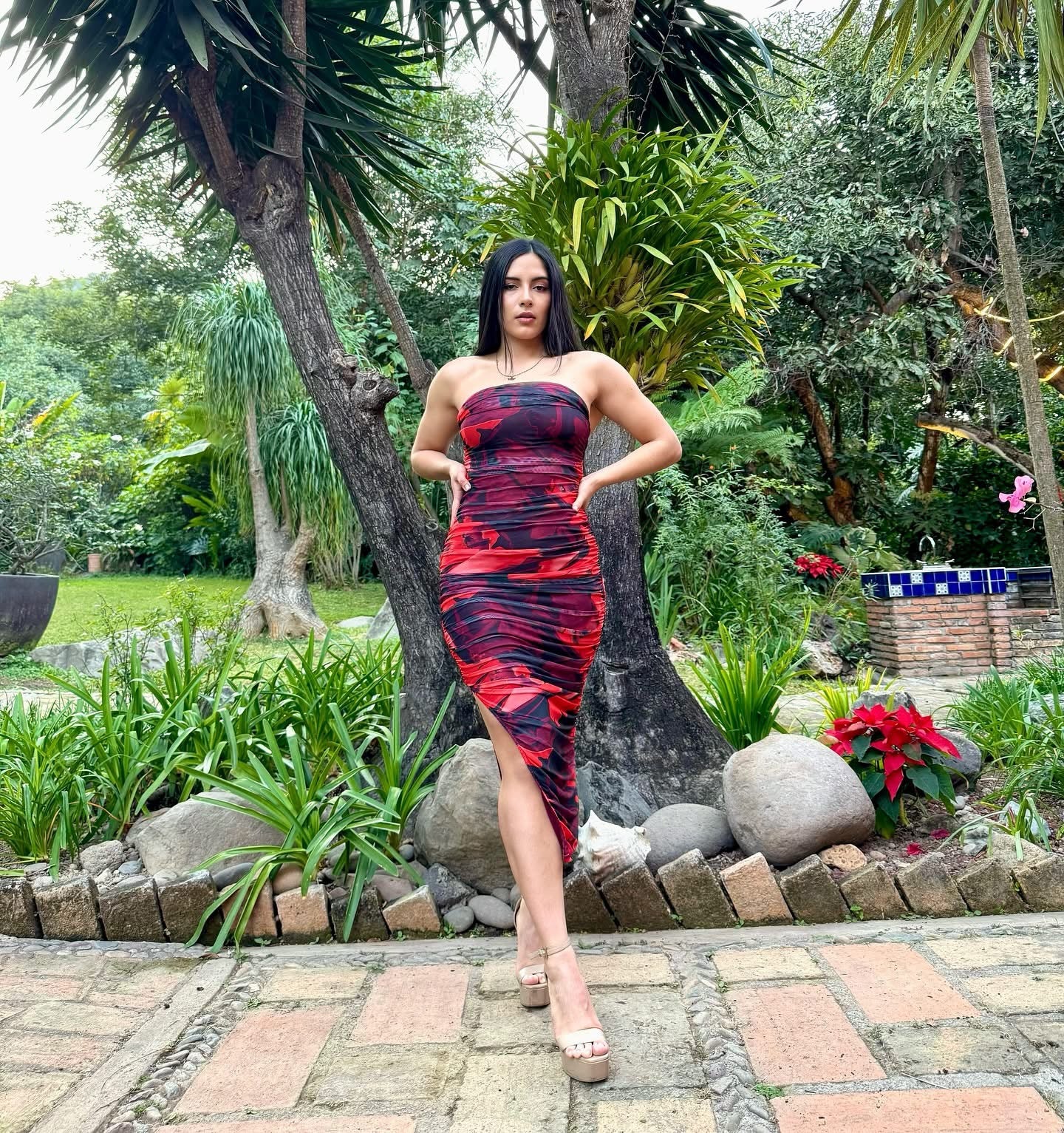 VESTIDO STRAPLESS ROJO/NEGRO